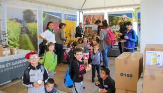 Groupe d'enfants sur le stand du Conseil départemental lors de Bienvenue à la campagne 2019
