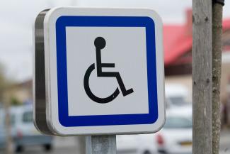 Permanences associatives handicap Panneau de stationnement indiquant qu'une place de stationnement est aux GIC et/ou aux GIG