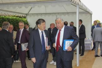 deux hommes entrain de discuter 