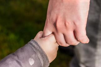 Main d'enfant tenant une main d'adulte
