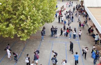 Élèves dans la cour de récréation du collège Jean de Prades à Castelsarrasin