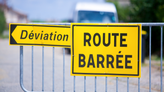 Voirie route barrée Nous pouvons voir une pancarte ou il y a maruqé "route barrée" avec une autre pancarte ou il y a déviation