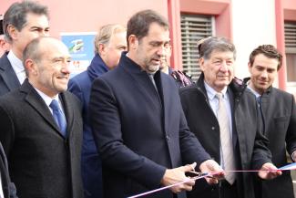Inauguration 3S 04 On voit Pierre Besnard entrain de couper le file