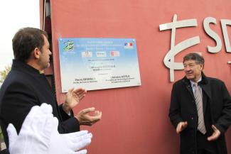 Nous pouvons voir Pierre Besnard avec Christian Astruc entrain d'applodir devant leurs affiches 