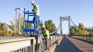 Visite technique du pont suspendu traversant la Garonne à Belleperche : la visite a permis de contrôler l'état des câbles (qui sont protégés de la corrosion par une gaine thermorétractable et qu'il a fallu ôter avant de pouvoir y accéder), de procéder à une vérification sous les colliers de suspente et de contrôler l'état des pylônes.