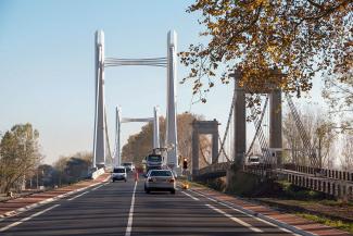 Le nouveau pont suspendu (à gauche) traversant la Garonne à Verdun-sur-Garonne, à côté de l'ancien (à droite)