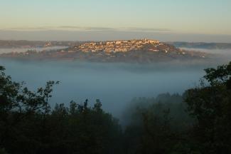 La commune de Lauzerte sous la brume La commune de Lauzerte encerclée par la brume avec un beau levé de soleil