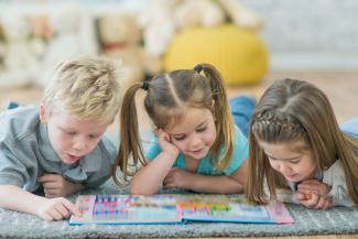 aides culture On peut voir 3 enfants entrain de lire