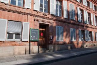 On peut voir une deventure en brique qui est le MDPH de Montauban 