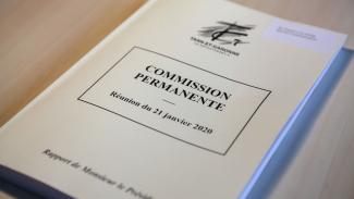 Commissions Permanance On voit un livre sur la commission permanance