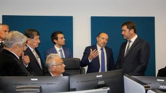 On peut voir plusieurs personnes entrain de discuter 