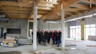 Le président et les conseillers départementaux visitent le chantier du futur collège Simon Veil