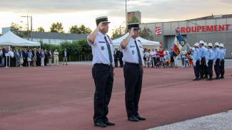 On peut voir Olivier Théron, nouveau directeur du SDIS qui est habillé en pompier 