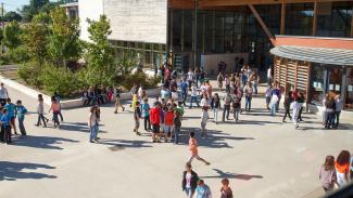 sectorisation collèges Elèves dans la cour de récréation du collège Vercingétorix à Montech