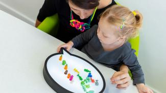 protection de l'enfance Une jeune femme entrain de jouer avec un enfant