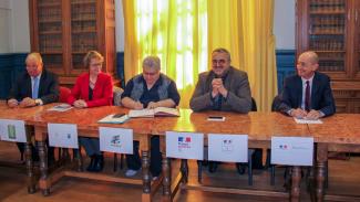 espace France Services On peut voir plusieurs personnes en réunion de plusieurs pôle