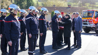 Sainte-Barbe février 2020 plusieurs pompiers dans leur tenu en train de se faire remettre un prix par Christian Astruc pendant la Sainte-barbe