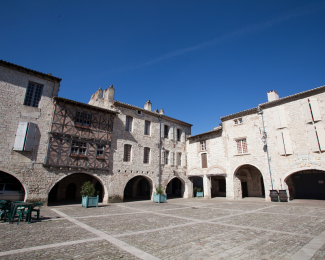 On peut apperçevoir une ancienne architecture