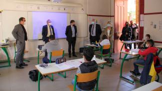 viste collège ingres mai 2020 On peut apperçevoir des personnes du Conseil Départemental dans une classe d'élèves