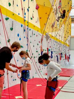 utilisation du gymnase azana On peut voir 2 jeunes filles en train d'essayer de monter le nouveau mur d'escalade dans le gymnase Azana