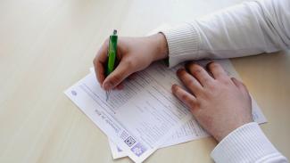Personne remplissant un formulaire papier