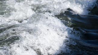 Eau On peut voir des grands courant d'eau se frapper entre eux