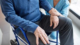 accueil séniors Une infermière entrain de prendre soin d'un sénior