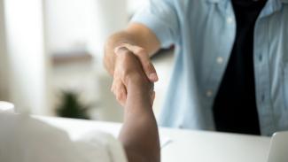Compromis entre deux adultes Deux personnes se serrant la main