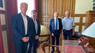 Astruc Mardegan Matignon De gauche à droite, Hervé Gaymard, président de la fondation Charles de Gaulle, Christian Astruc, Pierre Mardegan et Jacques Godfrain, ancien président de cette même fondation, dans le bureau du Général de Gaulle
