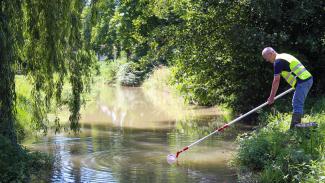 Suivi qualité eaux des rivières On peut voir une personne entrain de faire des testes de la qualité des rivières