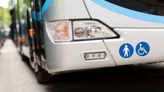 Bus adaptés au personnes handicapées Autobus blanc avec un pictogramme "handicapé", indiquant qu’il est conçu pour le transport de personnes handicapées