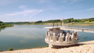 retenue eau on peut voir un barage d'eau