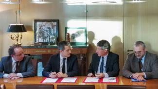 Signature Christian Astruc et Gérald Darmanin, lors de la signature de la charte d'engagement du nouveau réseau de proximité de l’administration fiscale dans le Tarn-et-Garonne, en novembre 2019