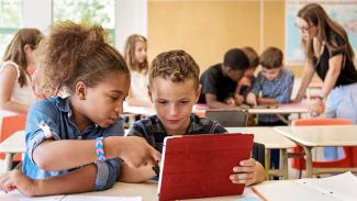 wifi collèges des enfants en train d'utiliser une tablette au collège