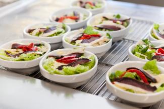 bien manger Petites salades composées avec des tranches de charcuterie, servie lors de l'opération « Bien manger en Tarn-et-Garonne » au collège Pierre Bayrou (Saint-Antonin-Noble-Val - 03/2019)