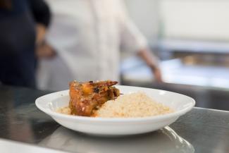 bien manger Plat cuisiné avec de la viande et du riz, servi lors de l'opération « Bien manger en Tarn-et-Garonne »