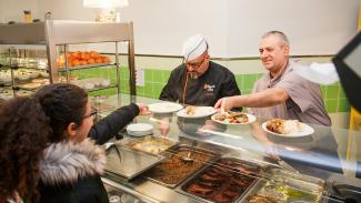 bien manger en TG Elève au self lors de l'opération « Bien manger en Tarn-et-Garonne » au collège Pierre Flamens (Castelsarrasin - 12/2018)