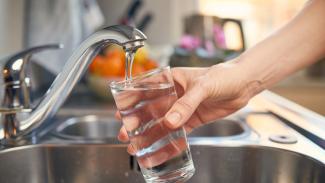 eau potable On peut voir un robinet remplir un verre d'eau