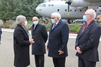 4 personnes derrière un avion de l'armée 