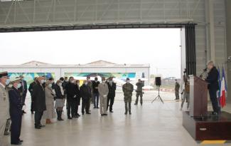 On peut voir une conférence dans l'enceinte de l'armée 