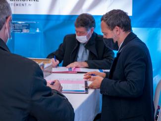 signature vazerac Christian Astruc en train de faire une signature