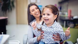 Femme et fillettes souriantes Une mère est sa fille ensemble en train de rigoler