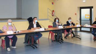 bourg_centre plusieurs personnes en réunion avec un masque du covid 19