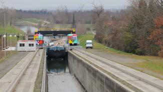Pente d'eau de Montech Nous pouvons voir un bateau sur le pente d'eau de Montech