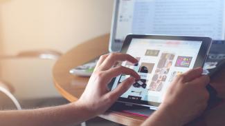 wifi Nous pouvons voir une personne entrain de faire des recherches sur son ipad