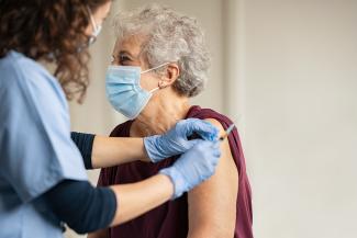 Vaccination covid 19 Nous pouvons voir une personne entrain de se faire vacciné pour le covid 19