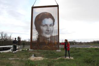 Nous pouvons voir Simone Veil sur une grosse affiche suspendu à une grue