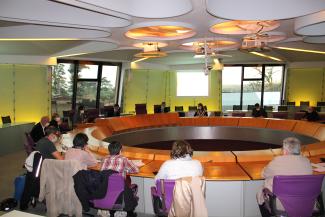Nous pouvons voir plusieurs personnes en réunion pendant le covid 19 dans la salle de l'assemblé