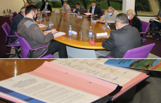 signature On peut voir plusieurs personnes en train de signer des papiers en pleine réunion