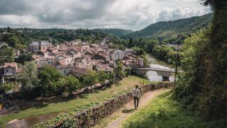 Laguepie On peut voir un homme marché sur une coline avec la vue de Laguepie